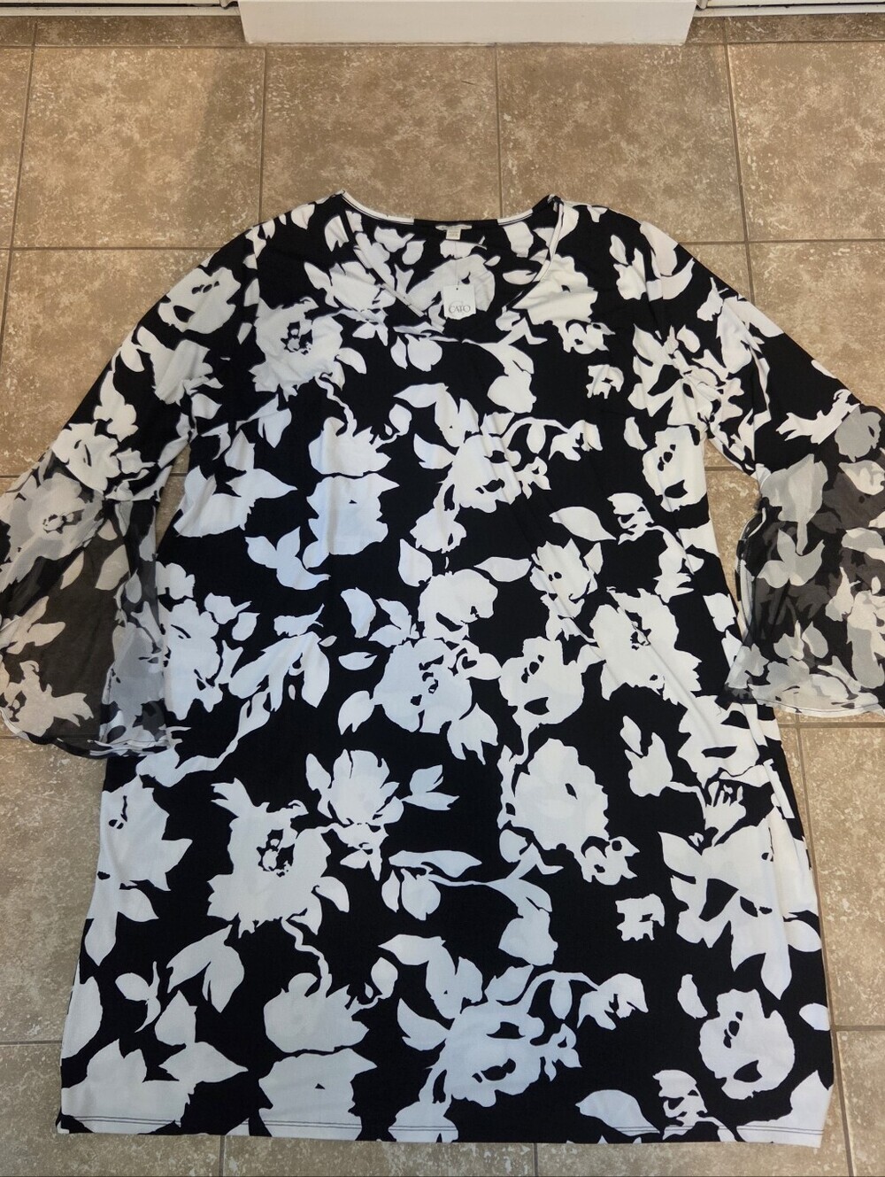 Cato Plus Size Women's Black Floral Sheer Bell Sleeve Mini Dress Sz 26/28W NWT - Picture 3 of 11